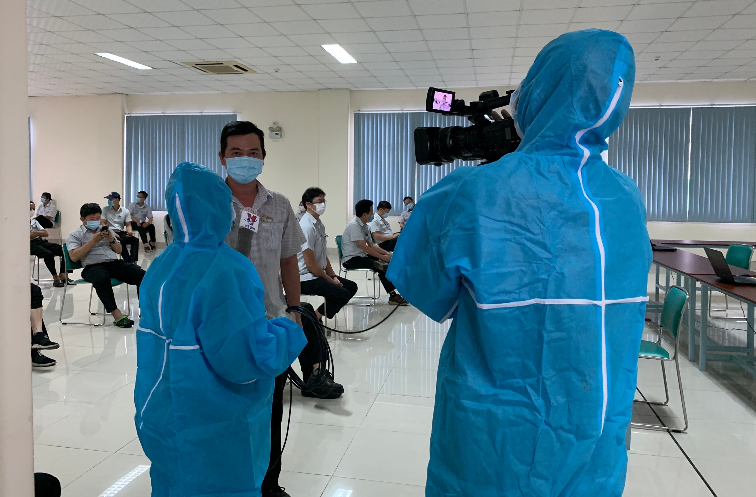 Làm truyền hình là phải đi thực tế, trong ảnh là nhà báo Hồ Hằng và đồng nghiệp tại cơ quan đại diện TTXVN tại TP Hồ Chí Minh phỏng vấn người dân. Ảnh: NVCC