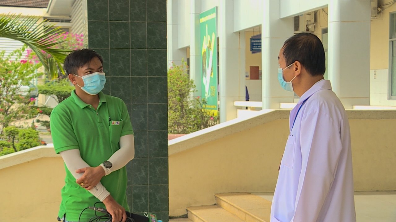 Nhà báo Duy Anh - Đài Phát thanh và Truyền hình Đồng Tháp vẫn duy trì lượng tin bài mang tính thời sự về dịch bệnh covid-19. Ảnh: NVCC