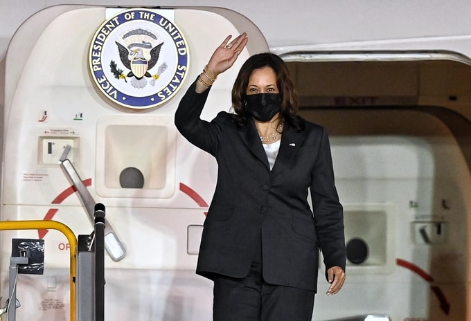 Phó tổng thống Mỹ Kamala Harris bước ra khỏi chuyên cơ Không lực Hai tại sân bay Nội Bài tối nay - Ảnh: Giang Huy