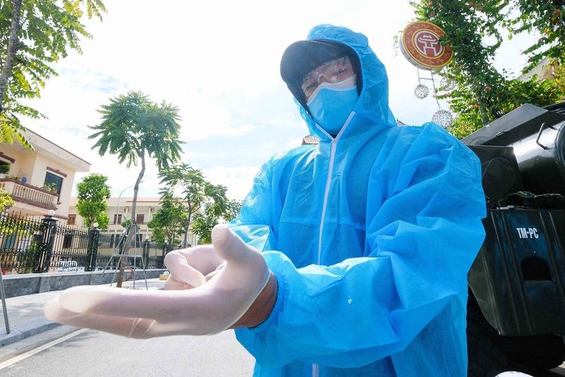 Trước khi vào khu vực phong tỏa, phóng viên Hữu Thắng - Tạp chí điện tử Người đưa tin Pháp luật luôn trang bị đồ bảo hộ phòng dịch. Ảnh: Nam Trần