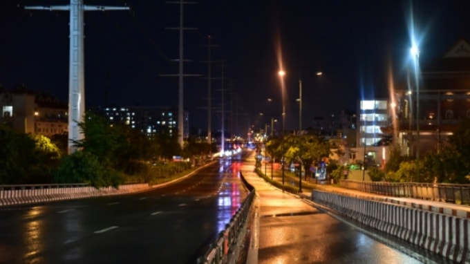 Đường phố vắng bóng người trong thời gian giãn cách.