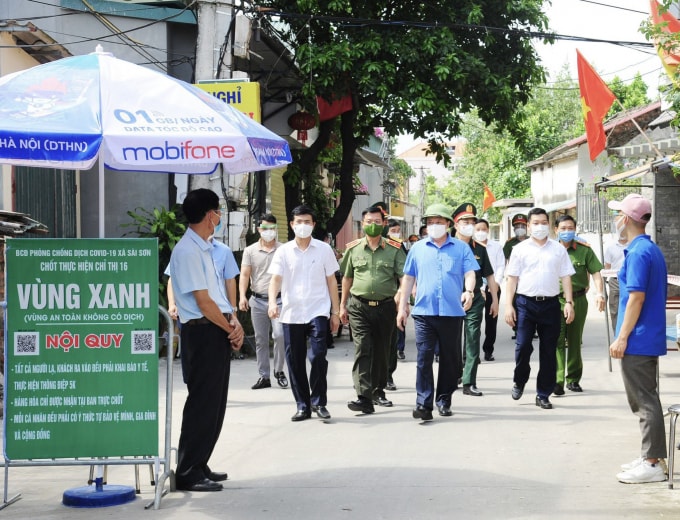 Bí thư Thành ủy Hà Nội Đinh Tiến Dũng kiểm tra công tác phòng, chống dịch Covid-19 tại xã Sài Sơn.