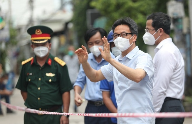 Phó Thủ tướng Vũ Đức Đam kiểm tra công tác phòng, chống COVID-19 tại Quận 12, TP Hồ Chí Minh.