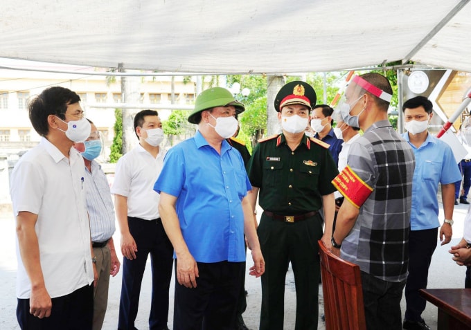 Bí thư Thành ủy Hà Nội Đinh Tiến Dũng kiểm tra công tác phòng, chống dịch Covid-19 tại thị trấn Quốc Oai.
