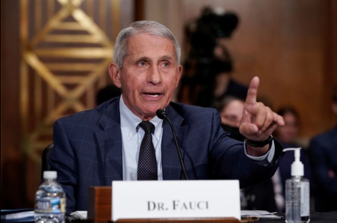 TIến sĩ Anthony Fauci cho biết Mỹ có thể kiểm soát được đại dịch COVID-19 vào đầu năm 2022 nếu tỷ lệ tiêm chủng tăng lên - Ảnh: Reuters