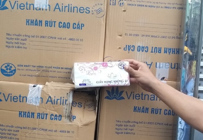 Cục Quản lý thị trường Bình Dương vừa phát hiện 13.200 gói giấy ăn hiệu “Vietnam Airline” có dấu hiệu giả mạo nhãn hiệu, giá trên thị trường gần 220 triệu đồng.