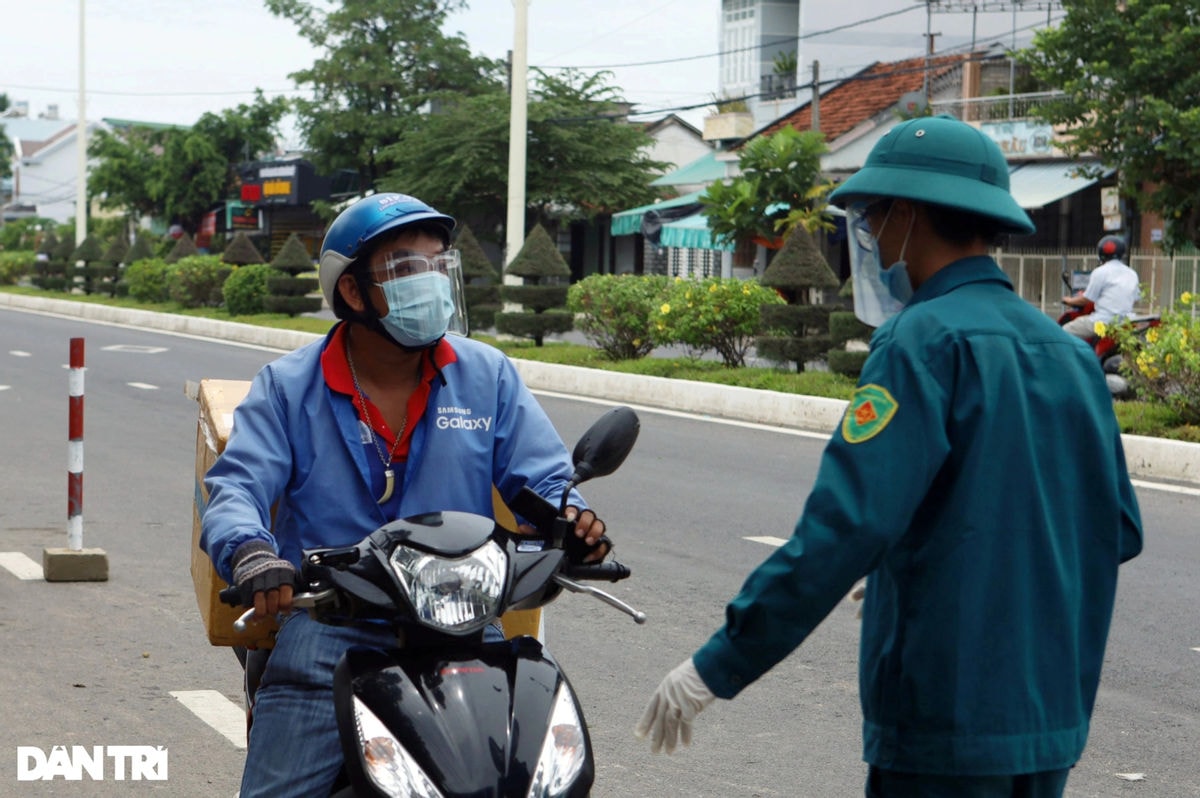 Hình ảnh lực lượng chức năng kiểm tra việc đi ra đường cần thiết ở TP.Nha Trang. Ảnh: dantri