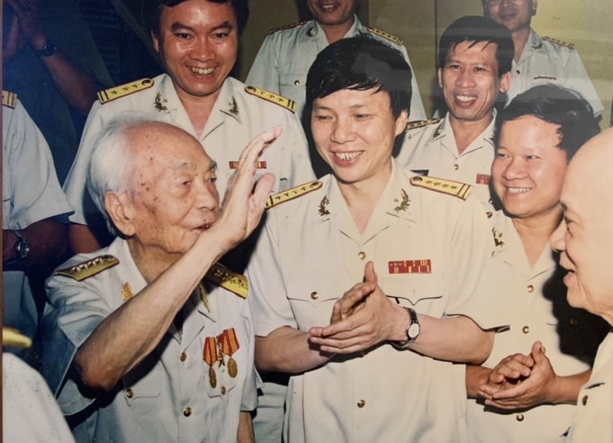 Đại tướng Võ Nguyên Giáp tiếp Ban biên tập báo Quân đội Nhân dân ngày 18/6/ 2006. Ảnh: Trần Hồng