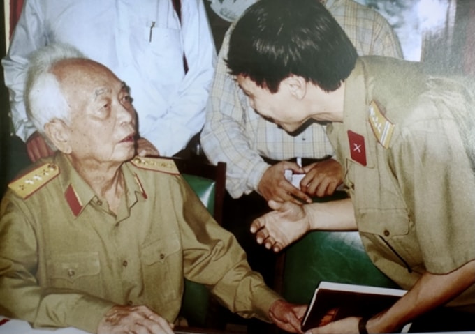 Đại tướng Võ Nguyên Giáp căn dặn: “ Làm báo như đánh trận. Thời điểm ra báo rất quan trọng” . Ảnh: Trần Hồng