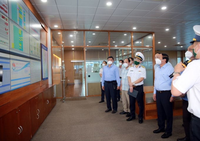Phó Thủ tướng Lê Văn Thành và Đoàn công tác nghe giới thiệu về ứng dụng phần mềm quản lý container tại trung tâm điều hành cảng. Việc áp dụng phần mềm này góp phần đưa đưa cảng Cát Lái trở thành một trong những cảng hiện đại nhất Việt Nam.