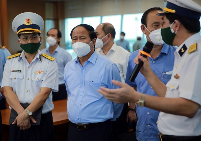Phó Thủ tướng Lê Văn Thành nghe lãnh đạo Tân Cảng Sài Gòn báo cáo về tình hình lưu thông hàng hóa tại Cảng Cát Lái.