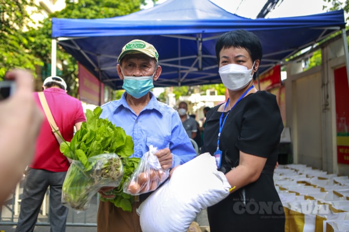 Làm rửa lau dọn các toa xe lửa, phụ nhà ga gần cầu Long Biên, ông Phạm Văn Vinh (ở trọ tại gầm cầu Long Biên) xúc động khi được nhận quà hỗ trợ trong dịp này.