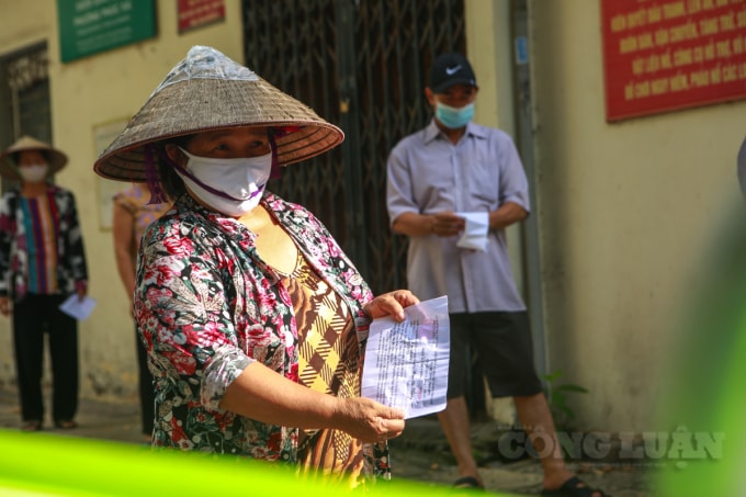 Trong sáng nay (25/8) mọi người ai nấy đều hồ hởi cầm giấy mời của UBND phường đến để nhận quà hỗ trợ.