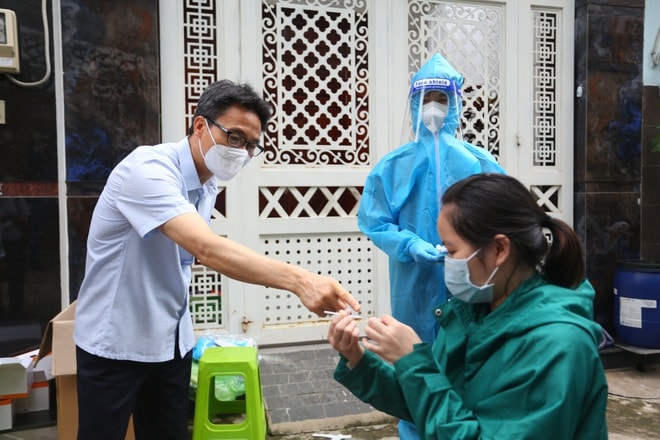 Phó Thủ tướng Vũ Đức Đam hướng dẫn người dân tự test nhanh COVID-19.