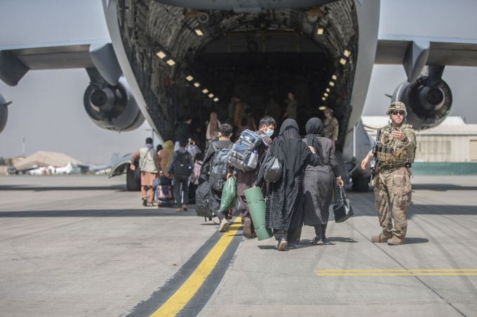 Các gia đình bắt đầu lên máy bay vận tải C-17 Globemaster III của Không quân Hoa Kỳ trong một cuộc sơ tán tại Sân bay Quốc tế Hamid Karzai, Afghanistan, ngày 23 tháng 8 năm 2021 - Ảnh: Reuters