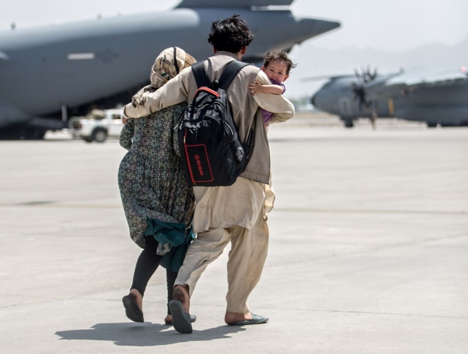 Taliban cảnh báo và ngăn cấm những người Afghanistan rời khỏi đất nước - Ảnh: Reuters