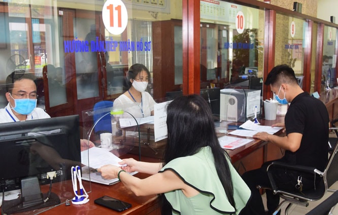 Tiếp nhận hồ sơ, giải quyết thủ tục hành chính cho người dân tại bộ phận “một cửa” quận Nam Từ Liêm, TP Hà Nội.