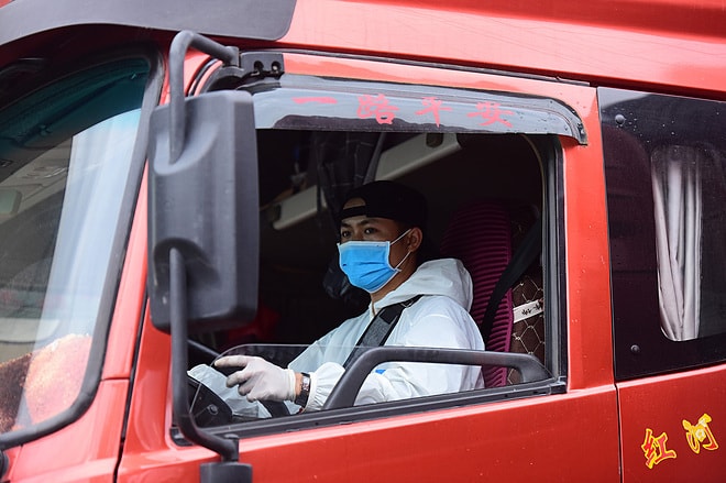 Lái xe chở hàng hóa phải được trang bị đồ bảo hộ phòng chống dịch bệnh. Ảnh minh họa