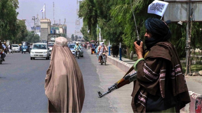 Quân Taliban đã cảnh báo rằng những người phụ nữ tại Afghanistan không nên đi ra đường vì những người lính của họ không được huấn luyện để tôn trọng phụ nữ. Ảnh: BBC.