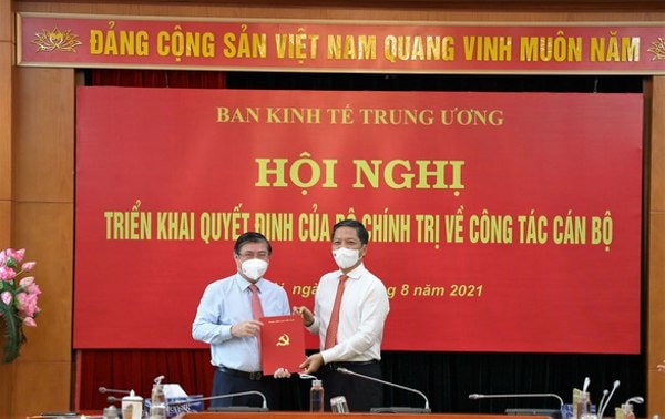 Ông Nguyễn Thành Phong nhận quyết định phân công giữ chức Phó trưởng Ban Kinh tế Trung ương. Ảnh: Ban Kinh tế Trung ương