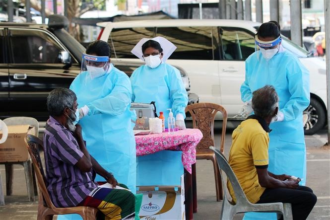 Nhân viên y tế tiêm vaccine ngừa COVID-19 cho người dân tại Colombo, Sri Lanka, ngày 24/8/2021. Ảnh: THX