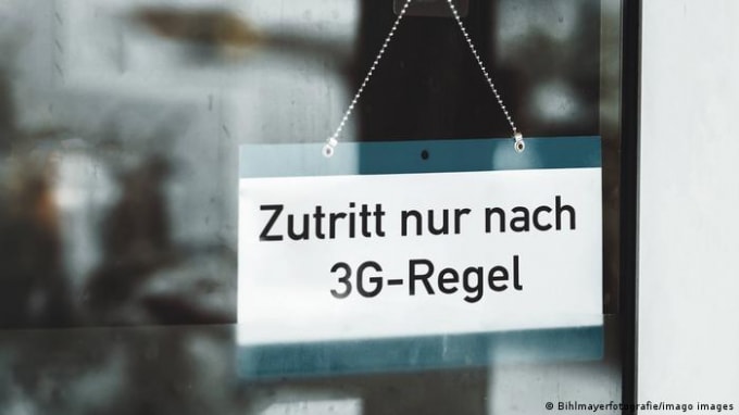 Một nhà hàng áp dụng chính sách 3G ở Đức. Ảnh: DPA