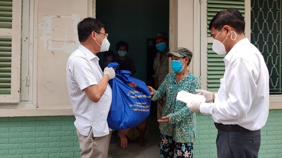 Lãnh đạo quận Bình Thạnh tặng quà cho người dân chuyển đến sinh sống tại Nhà nghỉ Công đoàn Thanh Đa. Ảnh: Dũng Phương