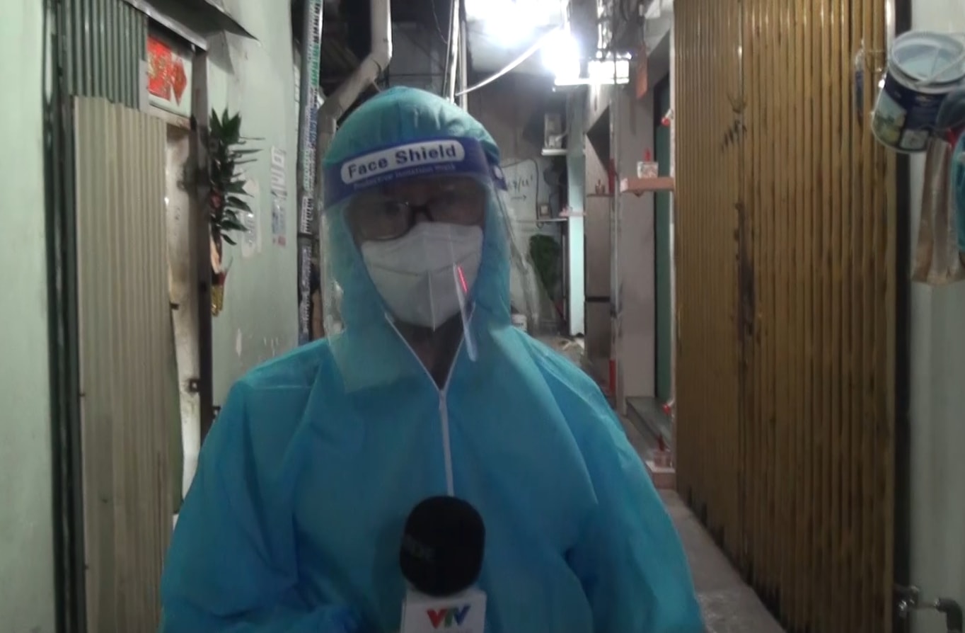 Nhà báo Đức Đệ - Trung tâm Truyền hình Việt Nam khu vực Nam Bộ (VTV9) làm phóng sự về công tác hỗ trợ điều trị F0 tại nhà. Ảnh: NVCC
