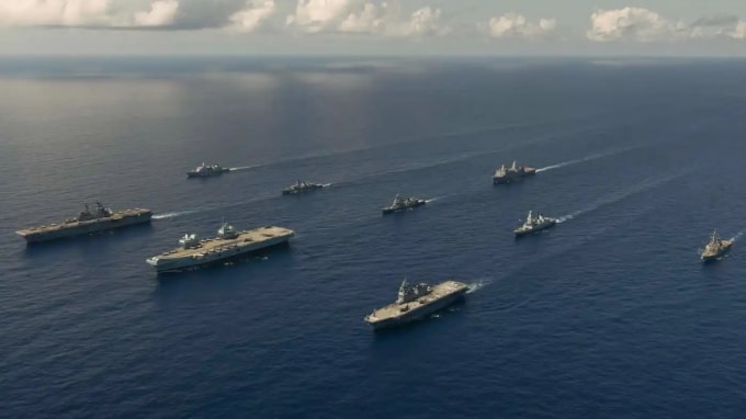 Hàng trước từ trái sang, tàu tấn công đổ bộ USS America, tàu sân bay HMS Queen Elizabeth của Anh và tàu khu trục trực thăng JS Ise của Nhật Bản dẫn đầu một đội hình tàu trong cuộc diễn tập được tổ chức ngoài khơi phía nam Okinawa. Ảnh: Hải quân Hoàng gia Anh