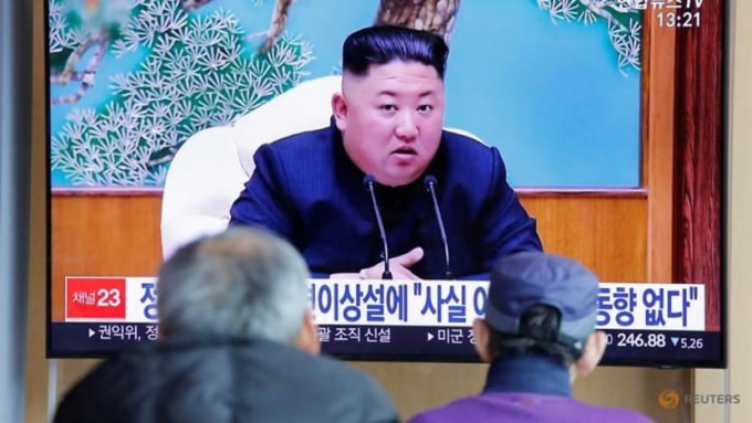 Người dân Hàn Quốc xem TV phát bản tin về nhà lãnh đạo Triều Tiên Kim Jong Un tại Seoul, Hàn Quốc, ngày 21 tháng 4 năm 2020 . Ông Kim Jong Un từng là mục tiêu của tin giả khi nhiều thông tin về sức khỏe của ông từng được đăng tải trên nhiều kênh truyền thông Hàn Quốc - Ảnh: REUTERS