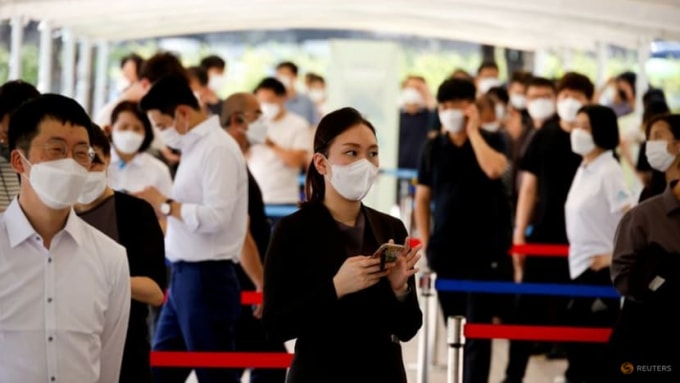 Người dân Hàn Quốc xếp hàng chờ xét nghiệm COVID-19 ở Seoul - Ảnh: Reuters