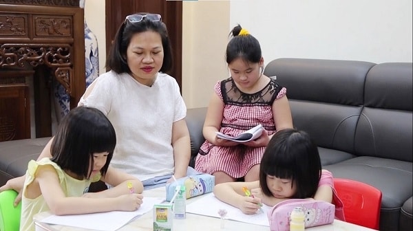 Đối với các gia đình có nhiều con nhỏ như gia đình chị Dung thì chi phí mua sữa cho các con hàng tháng chiếm phần đáng kể trong chi tiêu hàng ngày
