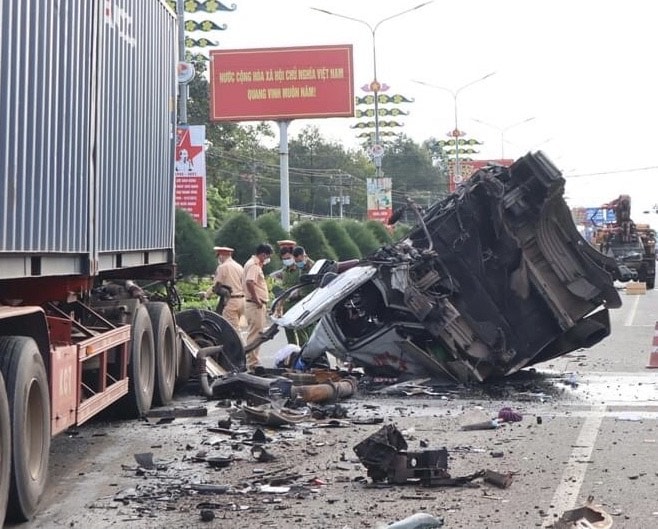 Hiện trường vụ tai nạn giao thông khiến 3 người thương vong trên QL14.