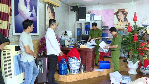 Cơ quan điều tra khám xét trụ sở Công ty Thu Hà tại TP Bà Rịa. Ảnh: Quỳnh Giang