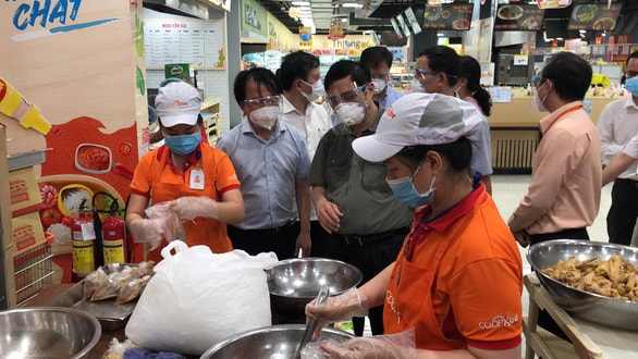 Thủ tướng đến thăm siêu thị Gigamal, thăm khu vực chuẩn bị suất ăn ở siêu thị này thuộc phường Hiệp Bình Chánh, TP Thủ Đức, TPHCM. Ảnh: Viễn Sự