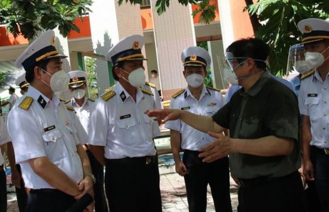 Thủ tướng đến kiểm tra, làm việc với lãnh đạo cảng Cát Lái.