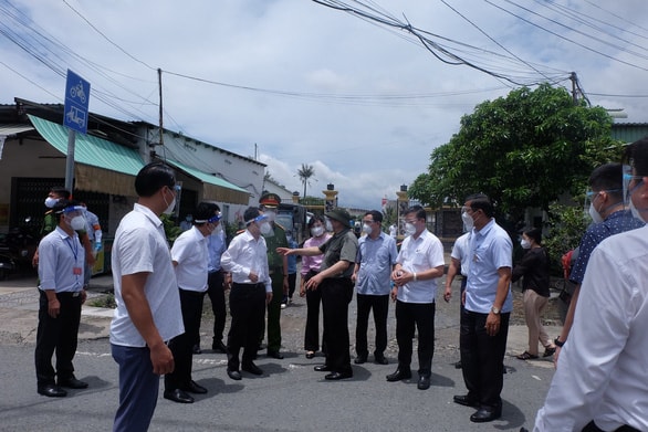 Thủ tướng đến thăm một khu trọ trên đường Nguyễn Thi Định, phường Thạnh Mỹ Lợi, TP Thủ Đức. Ảnh: Tiến Long