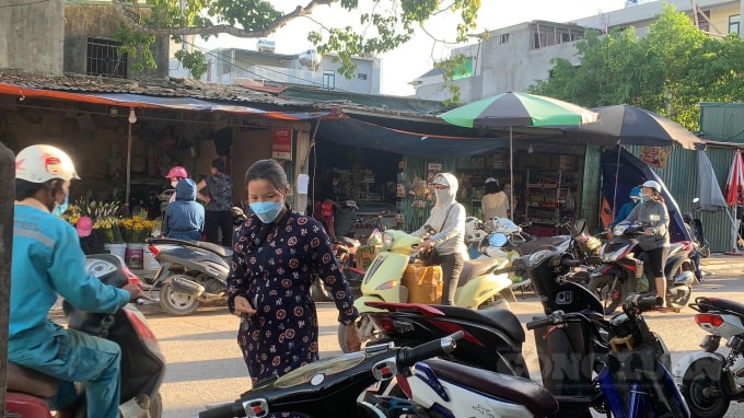Theo nhiều tiểu thương chia sẻ, những ngày này, người dân ra đường mua sắm