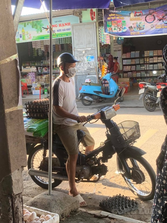 Nhiều cơ sở kinh doanh có thêm dịch vụ giao hàng tận nhà cho người dân