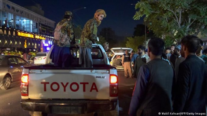 Các chiến binh Taliban quan sát mọi người trước bệnh viện khi tình nguyện viên chăm sóc những người bị thương. Ảnh: Getty