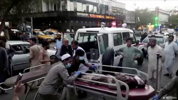 Các vụ nổ làm rung chuyển sân bay Kabul khi các cuộc sơ tán tiếp tục. Ảnh: Reuters