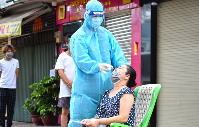 Nhân viên y tế đến từng hẻm, từng nhà để xét nghiệm phát hiện Covid-19.
