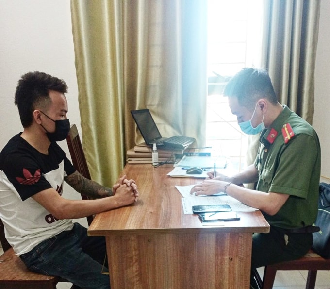 Công an TP Thanh Hóa lập biên bản vi phạm về hành vi đăng tải thông tin sai sự thật về dịch bệnh Covid-19 của Nguyễn Văn Luân. Ảnh: CATH