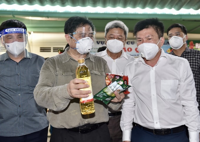 Thủ tướng Phạm Minh Chính thị sát, kiểm tra khu vực chợ đầu mối Đông Phú cung cấp hàng hóa thiết yếu cho người dân. Ảnh: Nhật Bắc