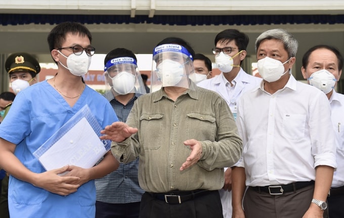 Thủ tướng động viên các bác sĩ đang ngày đêm chữa trị cho người bệnh. Các y bác sĩ hứa với Thủ tướng sẽ làm việc hết mình để góp phần chiến thắng dịch bệnh. Ảnh: Nhật Bắc