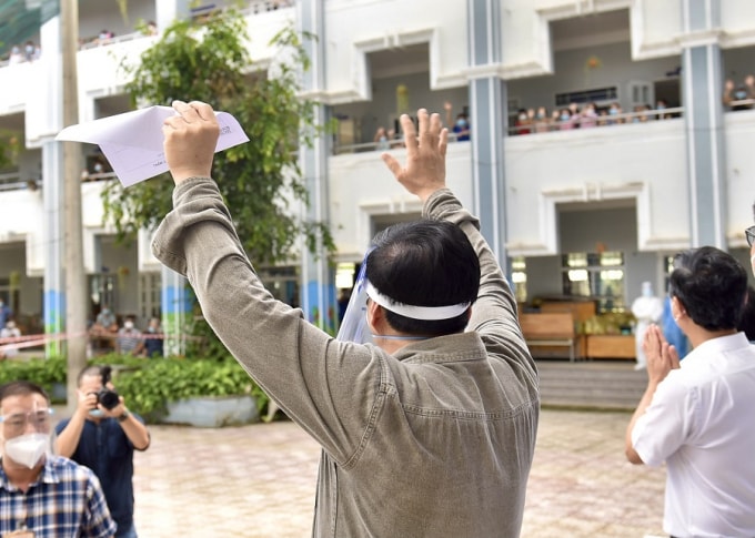 Thủ tướng vẫy chào, động viên bà con đang thực hiện cách ly tập trung tại Trường Tiểu học Bình Thuận, phường Thuận Giao, TP. Thuận An, Bình Dương. Ảnh: Nhật Bắc