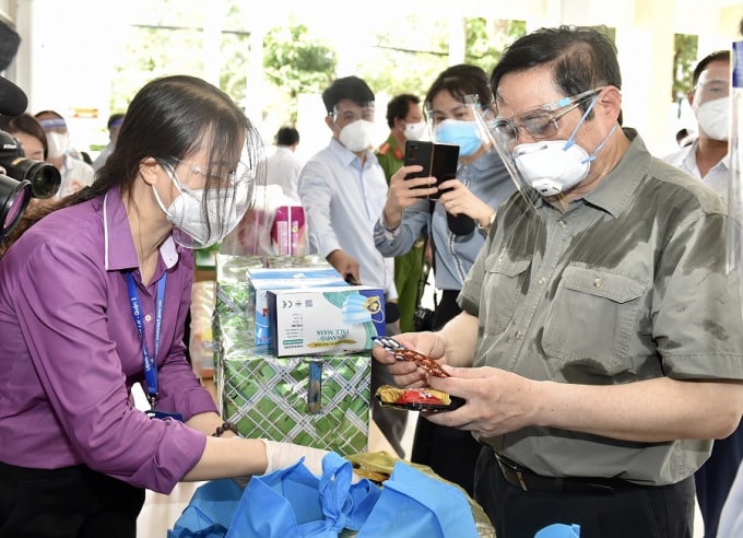 Thủ tướng kiểm tra việc cung cấp thuốc men cho người dân tại TPHCM.