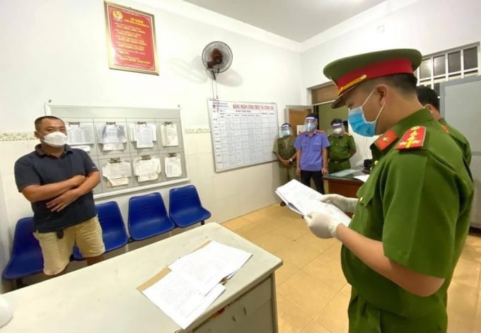 Công an Phú Mỹ đọc quyết định khởi tố bị can và bắt tạm giam đối với Trần Quang Minh.