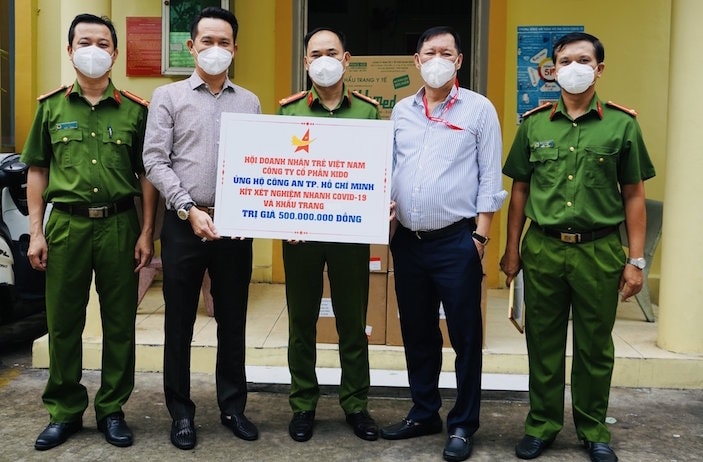 hoi doanh nhan tre viet nam tang kit xet nghiem nhanh va khau trang cho cong an tphcm hinh 1