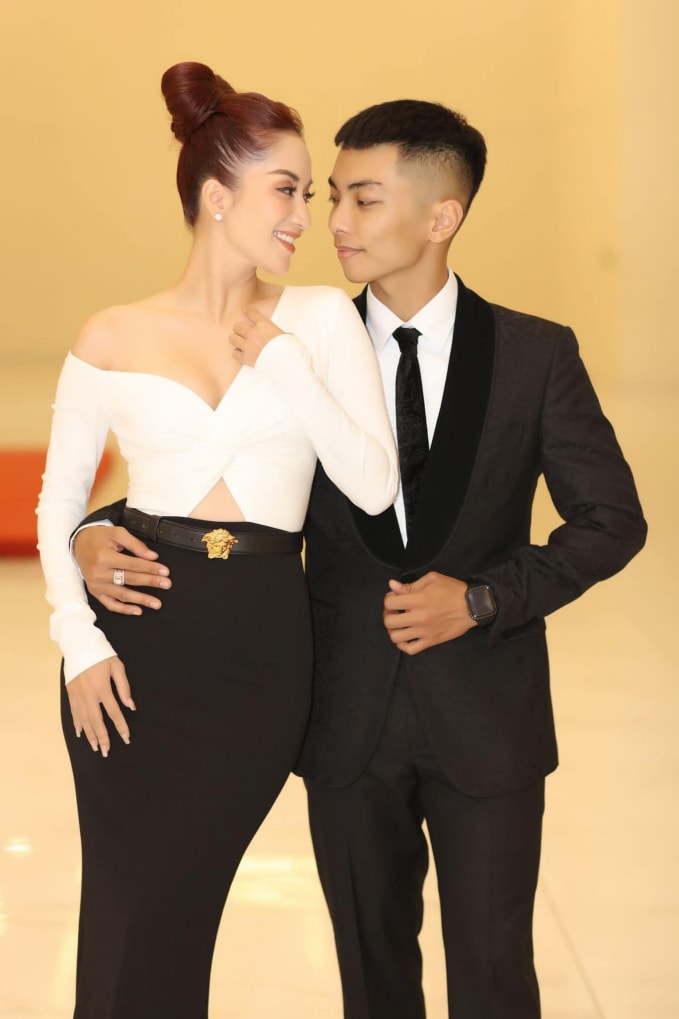 khanh thi livestream luc nua dem bat khoc nuc no chuyen gi dang xay ra hinh 2